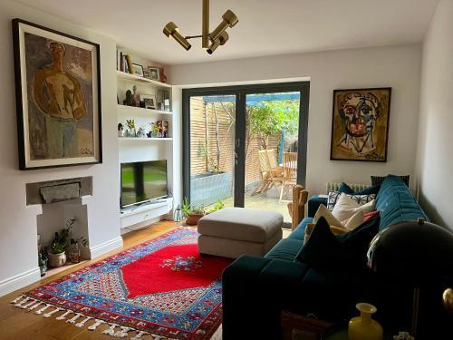 Urban Oasis Chic 1BR Flat with Spacious Garden - Tap to explore photos