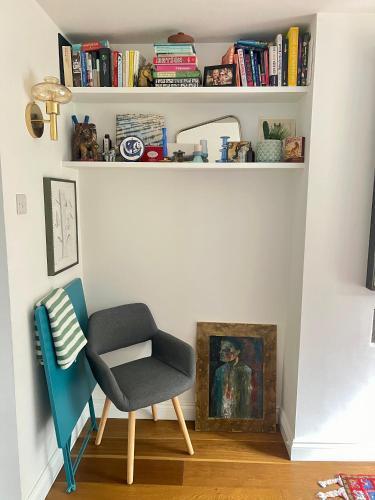 Urban Oasis Chic 1BR Flat with Spacious Garden - Tap to explore photos