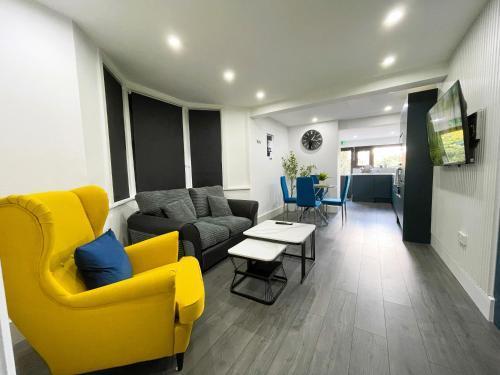 Luxury Guest House in Vibrant London Area - Tap to explore photos