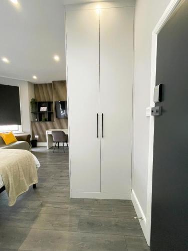 Luxury Guest House in Vibrant London Area - Tap to explore photos