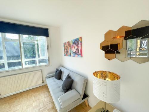 Flat f, 266 Bethnal Green road - Tap to explore photos