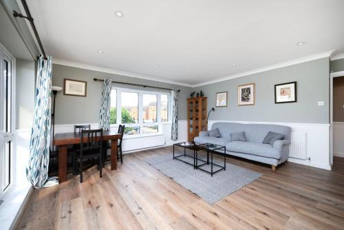 Wonderful 2BR Flat with River Views and Balcony - Tap to explore photos