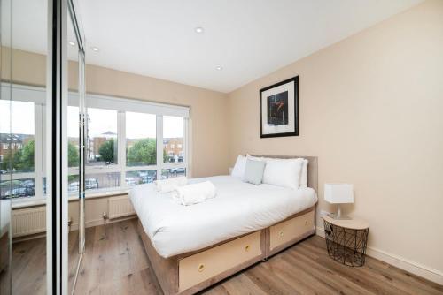 Wonderful 2BR Flat with River Views and Balcony - Tap to explore photos