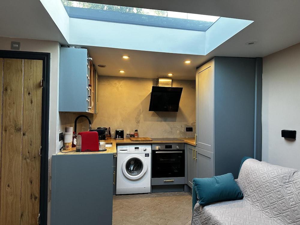Inviting 1-bed Studio in London - Tap to explore photos