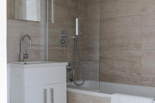 Number 53 - Stunning Maisonette with Parking in Kensington & Chelsea - Tap to explore photos
