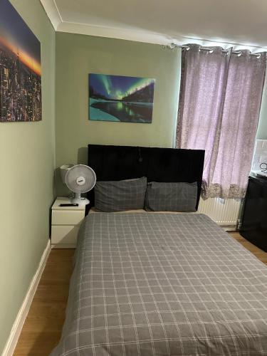 Cosy Studio Flat Forest Road - Tap to explore photos