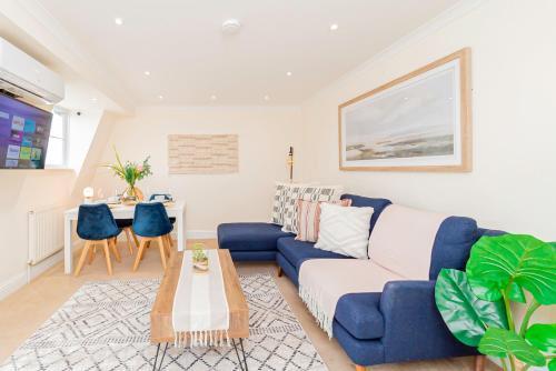 Battersea 2-Bedroom Top-Floor Apartment with Cozy Balcony - Tap to explore photos