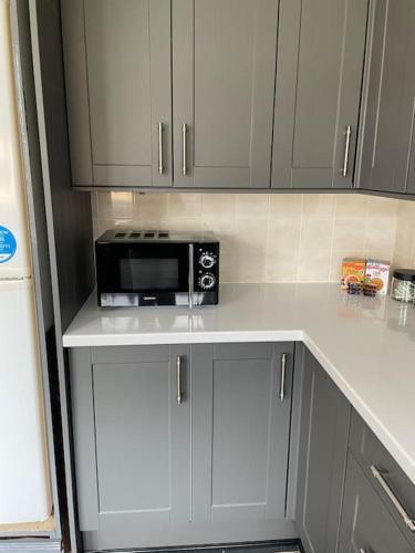3 Bed House in the heart of Palmers Green, London - Tap to explore photos