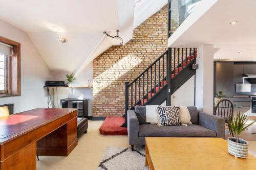 Designer 1 bed Loft Apartment, SW16 - Tap to explore photos