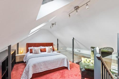 Designer 1 bed Loft Apartment, SW16 - Tap to explore photos