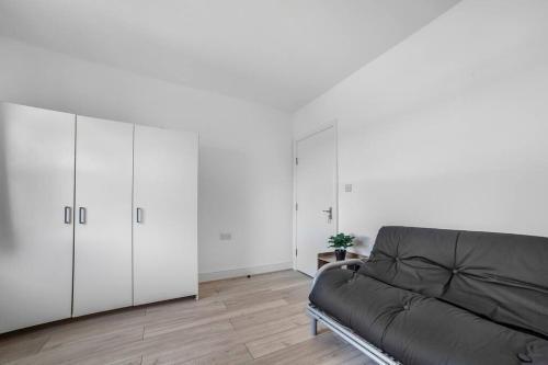 Stylish Stay 2-bed by Tower of London - Tap to explore photos