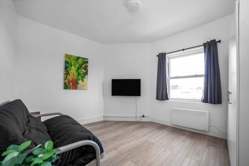 Stylish Stay 2-bed by Tower of London - Tap to explore photos