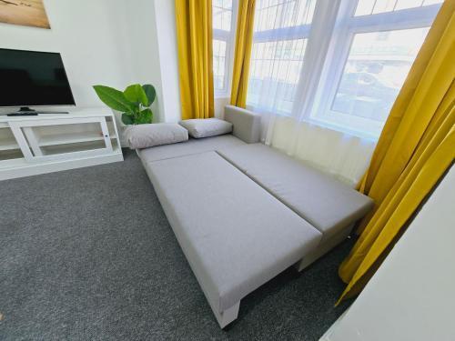 The Flat - 2 Bedroom apartment - Tap to explore photos