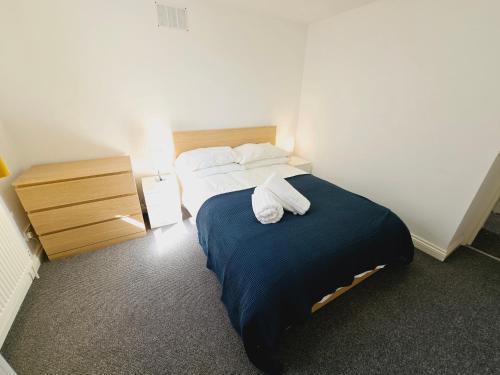 The Flat - 2 Bedroom apartment - Tap to explore photos