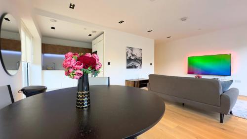 Luxury London Stays - US Embassy - Tap to explore photos