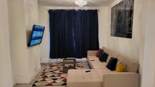 Garland Spacious 4 Bedroom House With Garden And Parking - Tap to explore photos