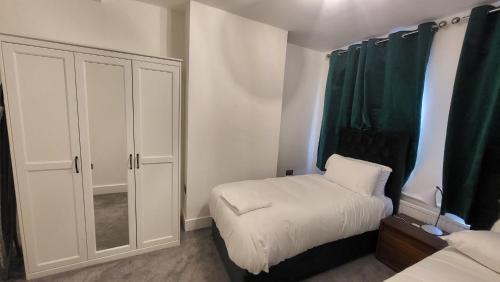 Garland Spacious 4 Bedroom House With Garden And Parking - Tap to explore photos