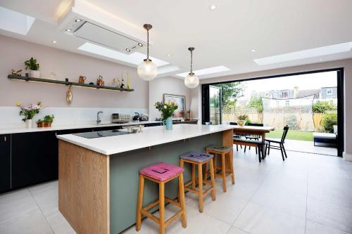 Veeve - The Southfields Spectacle - Tap to explore photos