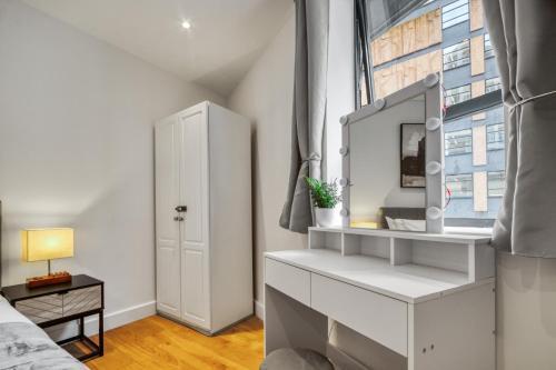 A Vibrant 2 Bed & 2 Bath in Old Street ZONE 1 - Tap to explore photos