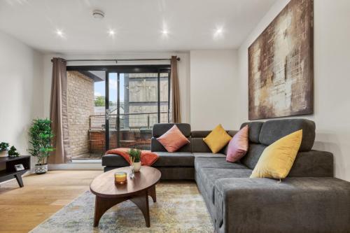 A Vibrant 2 Bed & 2 Bath in Old Street ZONE 1 - Tap to explore photos