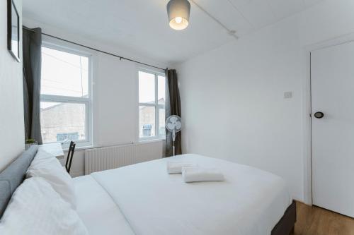 Manor House Great Rooms to Stay - Tap to explore photos
