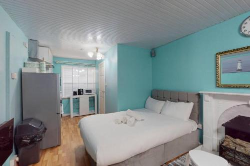 Cozy Studio near London City Airport, ExCeL & DLR - Tap to explore photos