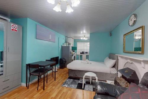 Cozy Studio near London City Airport, ExCeL & DLR - Tap to explore photos