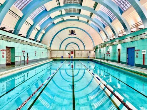 Mayfair Studio by Oxford street - LuxuryLondonStays - Tap to explore photos