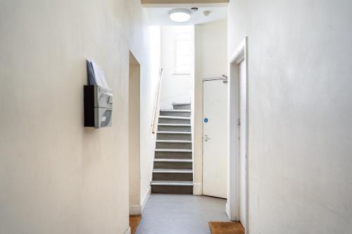 Charming 1BR Apartment Near Kings Cross & Farrington - Tap to explore photos