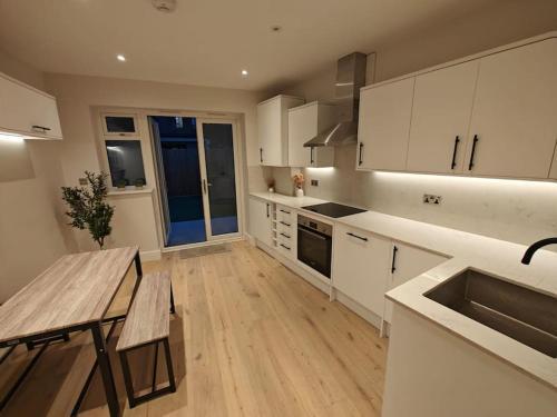 Luxury 1-Bed Flat in Acton - Tap to explore photos