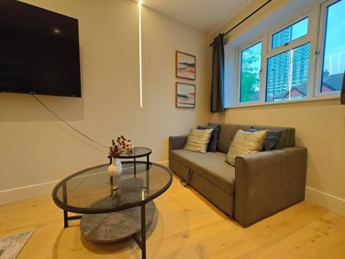 Luxury 1-Bed Flat in Acton - Tap to explore photos