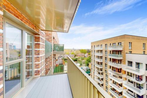 Modern 2 Bed - 2 Bath Flat near Central London with Parking Space