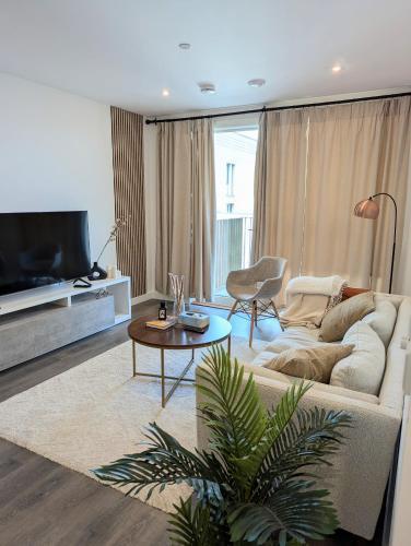 Modernistic 2 Bed - 2 Bath Flat near Central London - Tap to explore photos