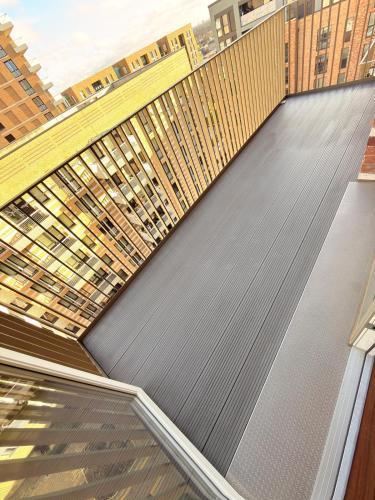 Modern 2 Bed - 2 Bath Flat near Central London with Parking Space - Tap to explore photos