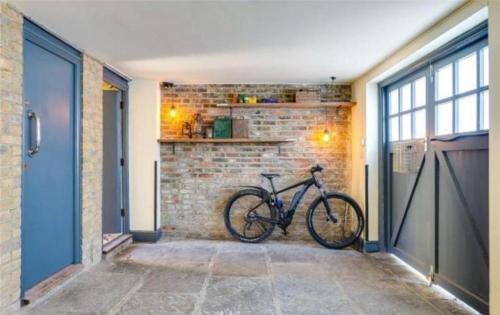 Fabulous Oasis for unique experience in Clapham - Tap to explore photos