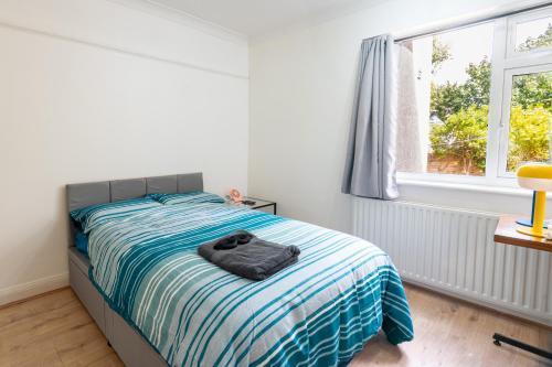 2 Bed, Wembley, Ealing, London - Tap to explore photos