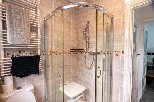 2 Bed, Wembley, Ealing, London - Tap to explore photos