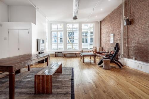 Prime SoHo Lux Loft - Tap to explore photos