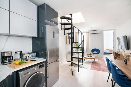 78-4A 2BR Duplex with a Balcony Prime UES - Tap to explore photos