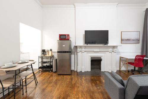 Studio for 2 Heart of Midtown - Tap to explore photos