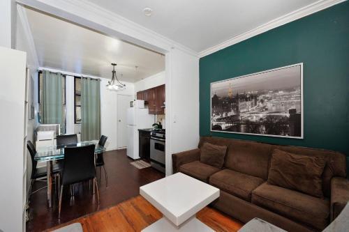 Near Time Square Cozy 2br In Nyc - Tap to explore photos
