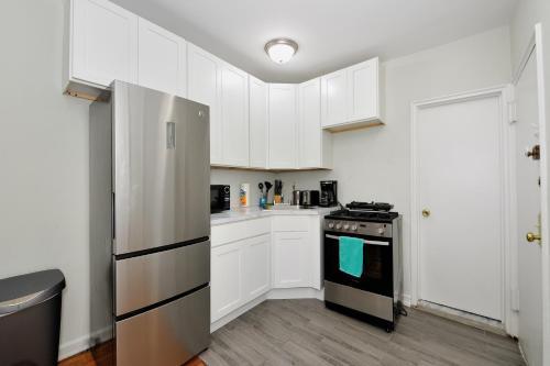 Amazing and Spacious Furnished Studio, East side - Tap to explore photos