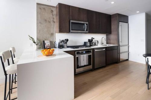 Luxury Full Floor Chelsea Apt St 7 - Tap to explore photos