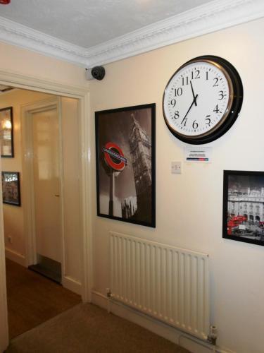 24/7 London Hostel - Tap to explore photos