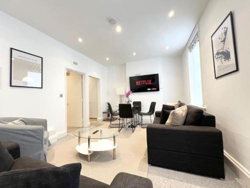 2 Bedroom Apartment-Oxford Street-Central London - Tap to explore photos