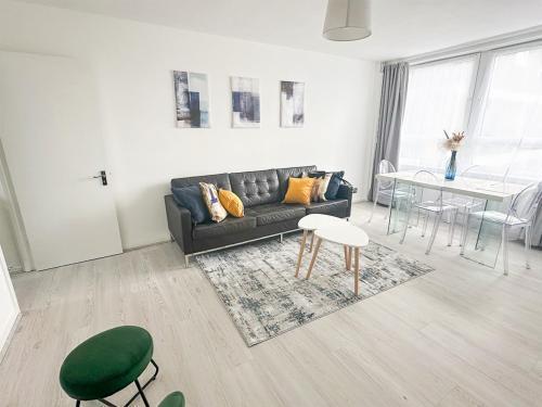 3 Bedroom Flat Haggerston, Hackney, London - Tap to explore photos