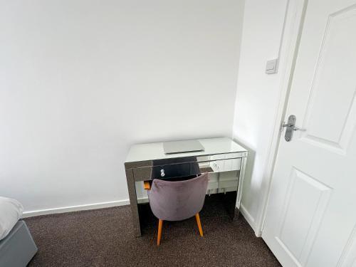 3 Bedroom Flat Haggerston, Hackney, London - Tap to explore photos