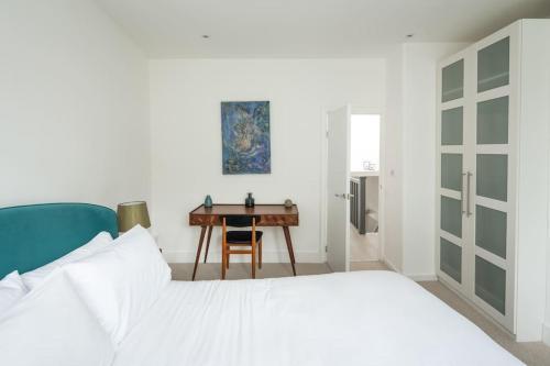 1 Bedroom flat in Barons Court - Tap to explore photos