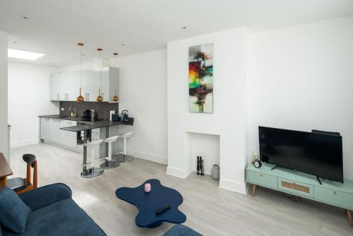 1 Bedroom flat in Barons Court - Tap to explore photos