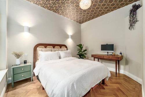 Cozy 2 Bedroom garden flat - Tap to explore photos